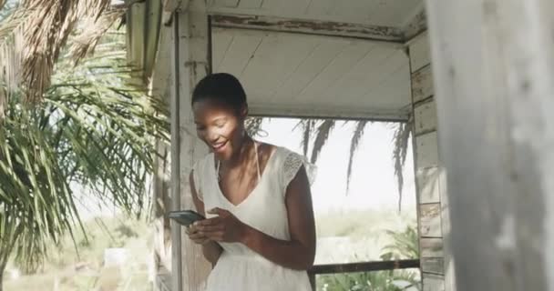 Glückliche Frau Weißem Kleid Mit Smartphone Auf Der Veranda Eines — Stockvideo