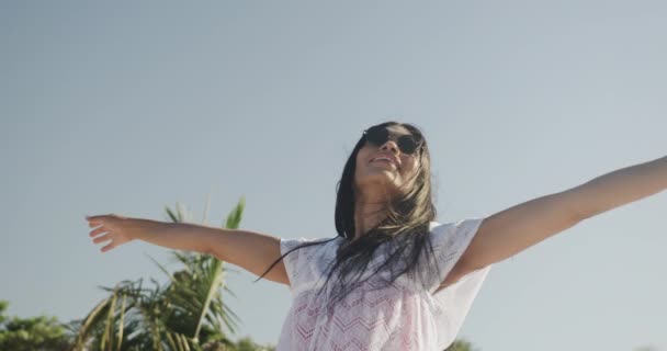 Mulher Hispânica Feliz Óculos Sol Dançando Praia Ensolarada Sorrindo Câmera — Vídeo de Stock