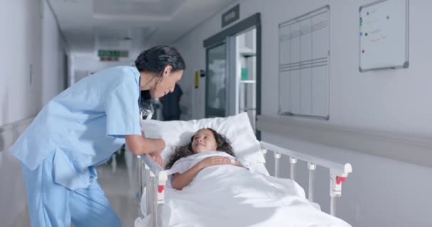 Diverso Médico Femenino Paciente Infantil Hablando Pasillo Hospital Cámara Lenta — Vídeos de Stock