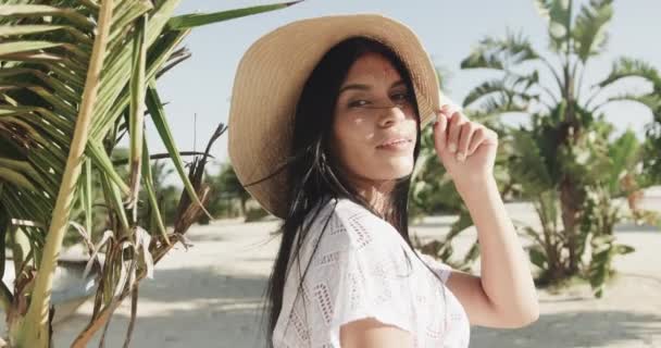 Porträtt Lycklig Latinamerikansk Kvinna Solhatt Och Solklänning Leende Solig Strand — Stockvideo