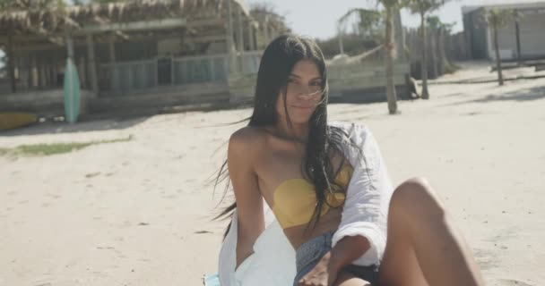 Porträtt Leende Latinamerikanska Kvinna Sitter Stranden Solen Kopiera Utrymme Slow — Stockvideo