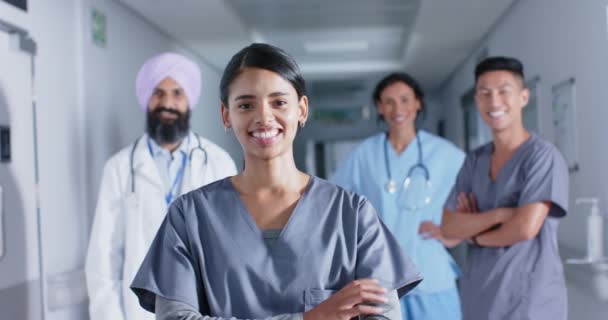 Portrét Různých Lékařů Sester Usmívajících Zpomaleném Filmu Chodbě Nemocnici Nemocnice — Stock video