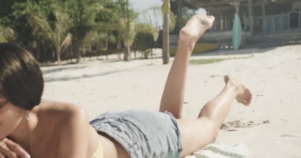 Baixa Seção Mulher Hispânica Feliz Deitada Praia Chutando Pernas Sol — Vídeo de Stock