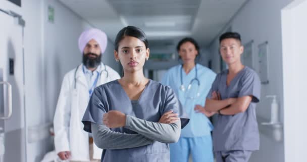 Portrait Divers Médecins Infirmières Dans Couloir Hôpital Ralenti Hôpital Médecine — Video