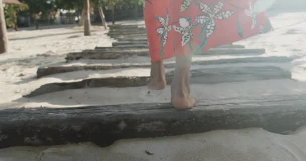 Sarong Giymiş Spanyol Bir Kadının Güneşli Sahilde Çıplak Ayakla Yürümesi — Stok video