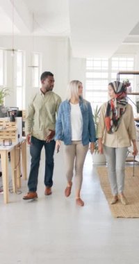 Yavaş çekimde yürüyen mutlu iş adamlarının dikey portresi. İş, iş ve ofis.