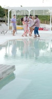 Bilardoda dans eden mutlu arkadaş grubunun dikey videosu. Tatil, boş zaman, yaz ve arkadaşlık.