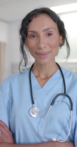 Vídeo Vertical Del Retrato Feliz Doctora Biracial Mirando Cámara Cámara — Vídeos de Stock