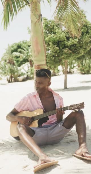 Vidéo Verticale Homme Afro Américain Heureux Jouant Guitare Chantant Sur — Video