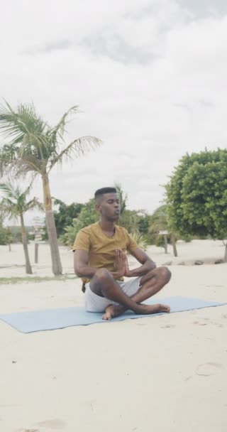 Vidéo Verticale Homme Afro Américain Pratiquant Méditation Yoga Assis Sur — Video