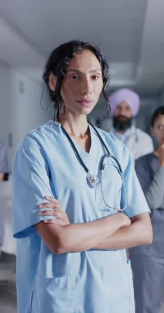 Vídeo Vertical Retrato Diversos Médicos Enfermeras Mirando Cámara Cámara Lenta — Vídeos de Stock