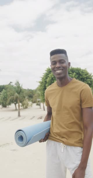 Vídeo Vertical Homem Americano Africano Feliz Segurando Rolou Tapete Após — Vídeo de Stock