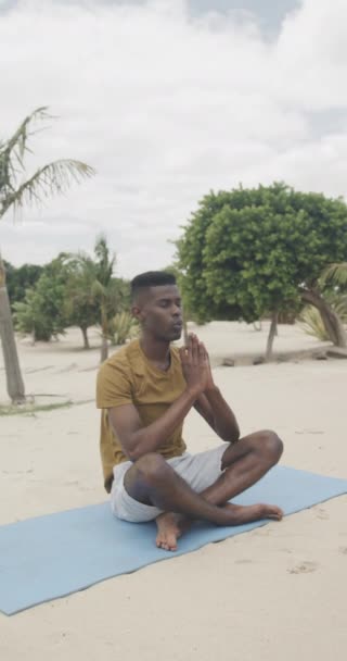 Vertikale Video Afrikanisch Amerikanischer Mann Praktiziert Yoga Meditation Sitzend Sonnigen — Stockvideo