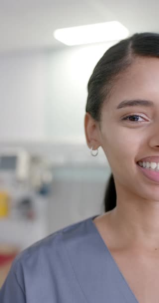 Vídeo Vertical Retrato Feliz Enfermera Birracial Mirando Cámara Cámara Lenta — Vídeos de Stock