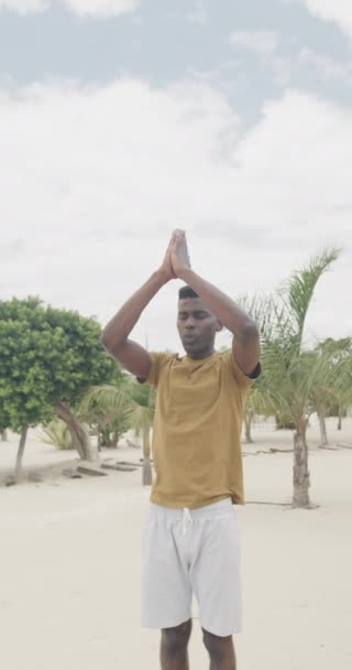 Vidéo Verticale Homme Afro Américain Pratiquant Méditation Yoga Debout Sur — Video