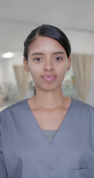 Vídeo Vertical Retrato Enfermeira Feliz Birracial Olhando Para Câmera Câmera — Vídeo de Stock
