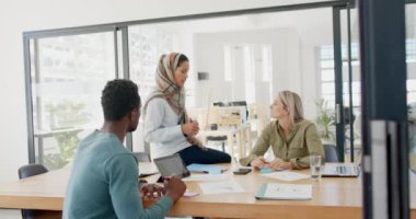 Masada tabletle ağır çekimde iş tartışan çeşitli iş adamları. Günlük iş, iş, teknoloji ve ofis.