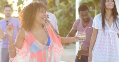 Sahilde kokteyl içen farklı arkadaş grupları mutlu olsun. Tatil, boş zaman, yaz ve arkadaşlık.