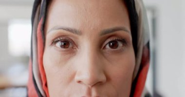 Çift ırklı mutlu iş kadınının portresi ofiste ağır çekimde tesettürlü. Günlük iş, iş ve güven.