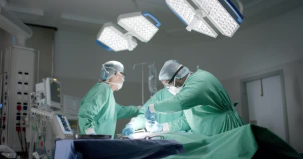 Diversos Cirujanos Con Máscaras Faciales Durante Cirugía Quirófano Cámara Lenta — Vídeo de stock