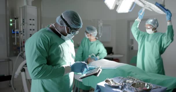 Retrato Diversos Cirurgiões Usando Tablet Máscara Oxigênio Paciente Câmera Lenta — Vídeo de Stock