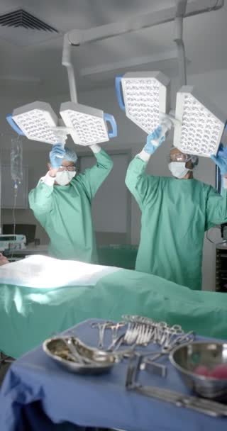 Вертикальне Відео Різних Хірургів Масками Обличчя Які Готують Операцію Повільному — стокове відео