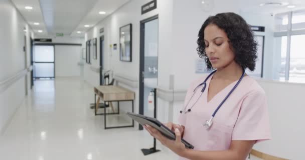 Gericht Biraciale Vrouwelijke Arts Met Behulp Van Tablet Het Ziekenhuis — Stockvideo