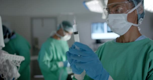 Diversos Cirujanos Con Máscaras Faciales Preparando Vacuna Quirófano Cámara Lenta — Vídeos de Stock