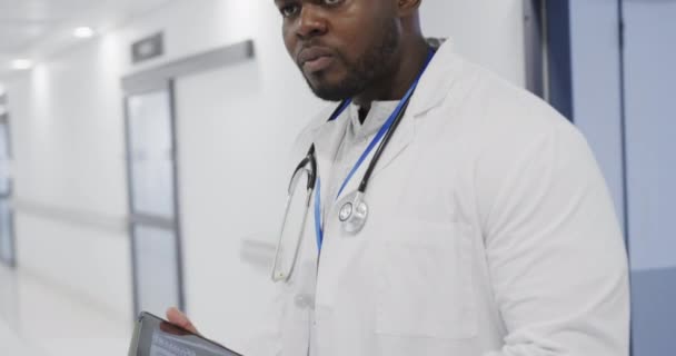 Umtriebige Ärzte Bedienen Tablets Und Sprechen Krankenhaus Zeitlupe Medizin Gesundheit — Stockvideo