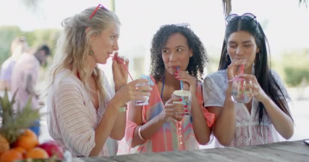 Felice Diverse Amiche Che Bevono Cocktail Bar Sulla Spiaggia Parlano — Video Stock