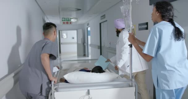 与慢动作患者一起在医院工作的不同医生和外科医生的画像 保健和护理 — 图库视频影像