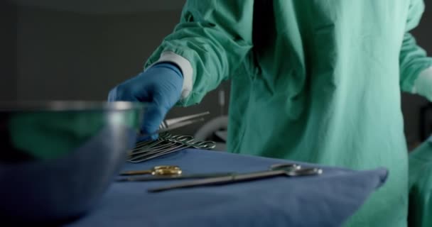 Diverse Kirurger Med Ansigtsmasker Ved Hjælp Kirurgiske Værktøjer Operationsstuen Slowmotion – Stock-video