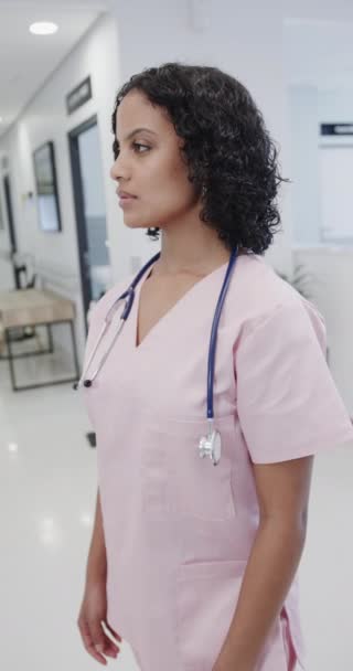Függőleges Videó Egy Boldog Női Orvos Portréjáról Kórházban Lassított Felvételen — Stock videók