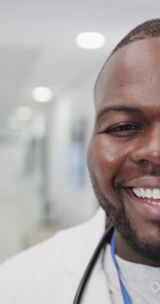Vídeo Vertical Retrato Feliz Afroamericano Médico Hospital Cámara Lenta Medicina — Vídeo de stock