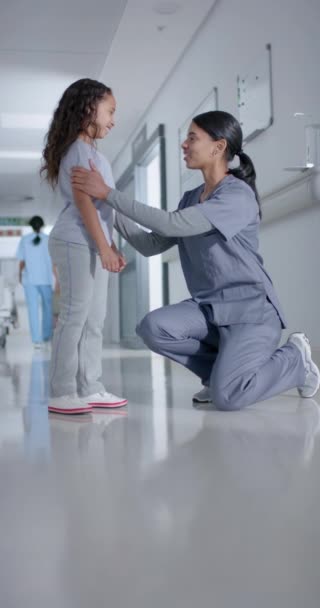 Verticale Video Van Biraciale Vrouwelijke Chirurg High Fiving Met Meisje — Stockvideo