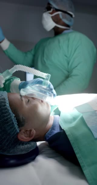 Verticale Video Van Diverse Chirurgen Met Gezichtsmaskers Met Behulp Van — Stockvideo