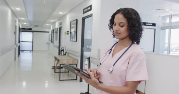 Portret Szczęśliwej Dwurasowej Lekarki Używającej Tabletki Szpitalu Zwolnionym Tempie Medycyna — Wideo stockowe