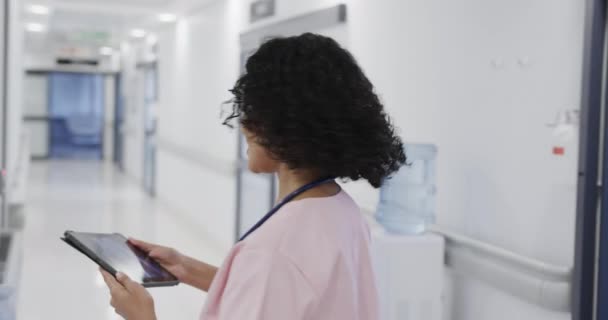 Fokuserad Kvinnlig Läkare Som Går Och Använder Tabletter Sjukhus Slow — Stockvideo