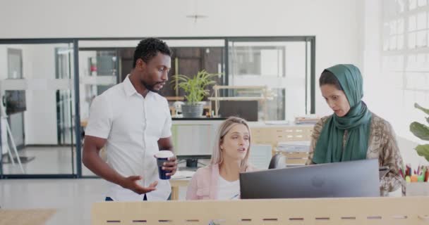 Απασχολημένος Διάφορους Επιχειρηματίες Συζητούν Εργασία Στο Γραφείο Υπολογιστή Στο Γραφείο — Αρχείο Βίντεο