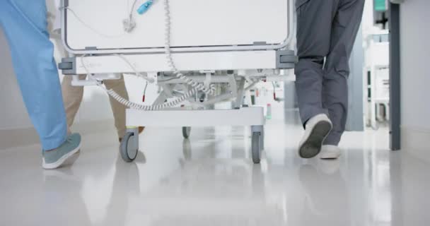 不同的医生和外科医生慢吞吞地和病人一起躺在医院的病床上 保健和护理 — 图库视频影像