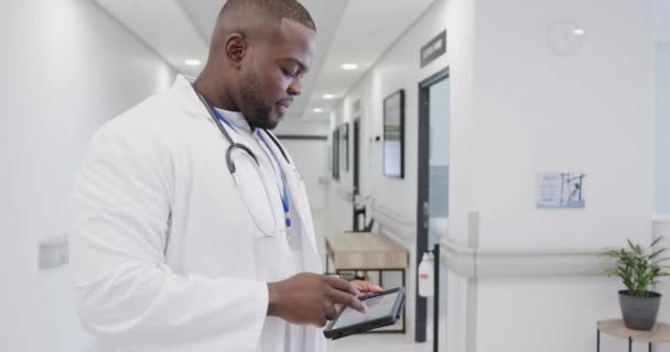 Portret Szczęśliwego Afrykańskiego Lekarza Który Używa Tabletek Szpitalu Zwolnionym Tempie — Wideo stockowe