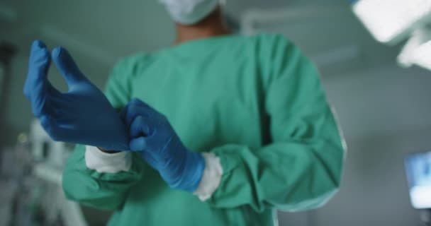 Cirurgião Asiático Vestindo Luvas Médicas Sala Cirurgia Câmera Lenta Medicina — Vídeo de Stock