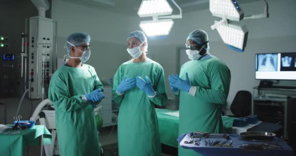 Retrato Vários Cirurgiões Sérios Com Luvas Médicas Falando Sala Cirurgia — Vídeo de Stock