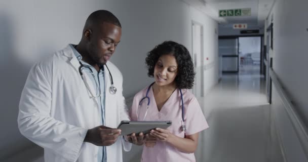 병원에서 태블릿을 천천히 사용하는 의사들의 — 비디오