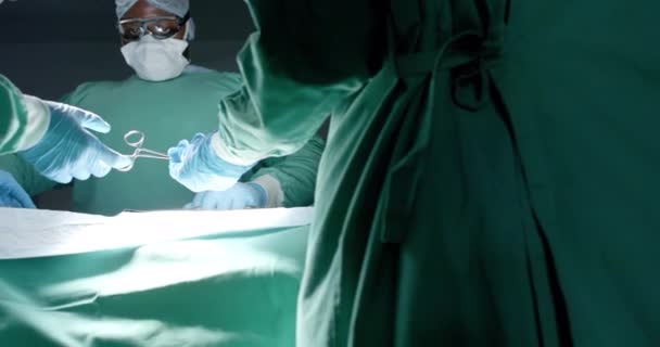 Ameliyathanede Ağır Çekimde Ameliyat Sırasında Yüz Maskesi Takan Çeşitli Cerrahlar — Stok video