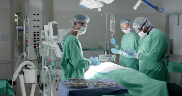 Cirurgiões Sérios Diversos Com Máscaras Faciais Preparando Cirurgia Sala Cirurgia — Vídeo de Stock