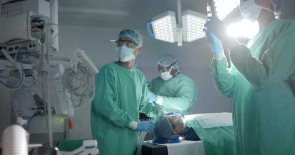 Diversi Chirurghi Con Maschere Facciali Che Utilizzano Maschera Ossigeno Sul — Video Stock
