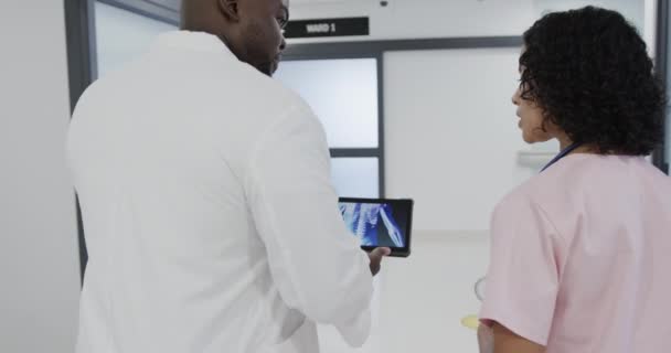 Divers Médecins Occupés Utiliser Une Tablette Parler Hôpital Ralenti Médecine — Video