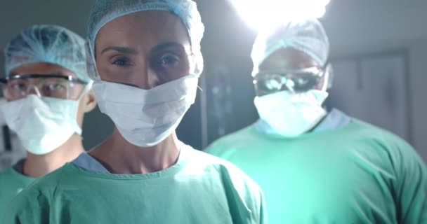 Retrato Cirujanos Serios Diversos Con Máscaras Faciales Quirófano Cámara Lenta — Vídeos de Stock