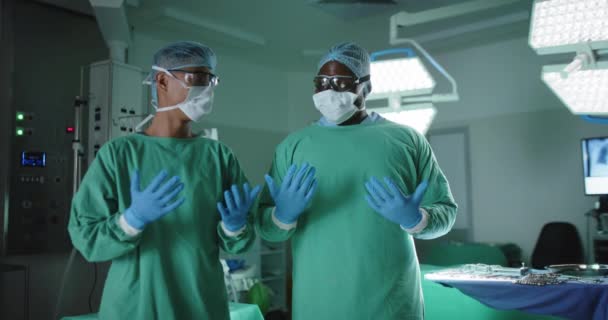 Retrato Vários Cirurgiões Sexo Masculino Graves Com Luvas Médicas Sala — Vídeo de Stock